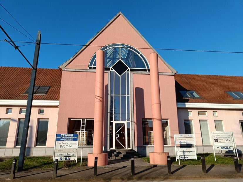Centraal gelegen kantoor te huur in Sint-Denijs-Westrem, vlot bereikbaar met de auto en het openbaar vervoer.